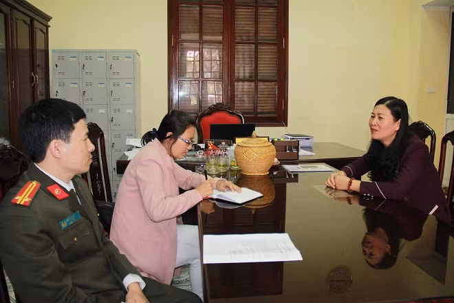 Bà Phạm Thị Oanh, Phó Chủ tịch Thường trực UBND thành phố Nam Định, Trưởng BTC lễ hội đền Trần năm 2017 trao đổi thông tin với phóng viên Báo CAND.