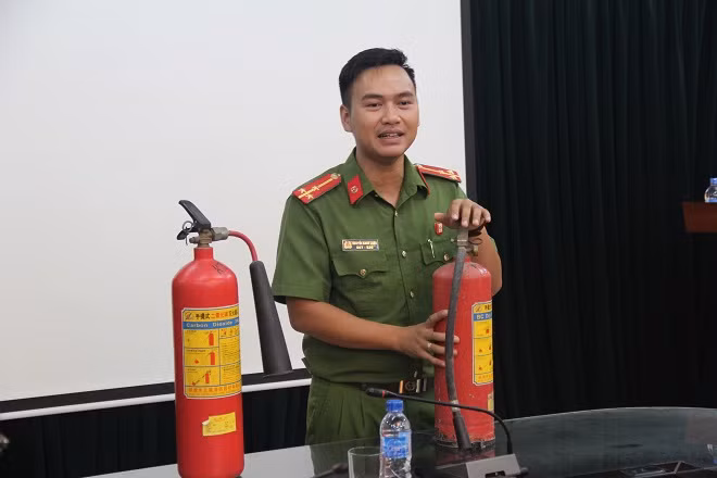 Thượng úy Nguyễn Danh Luân hướng dẫn tại buổi tập huấn.
