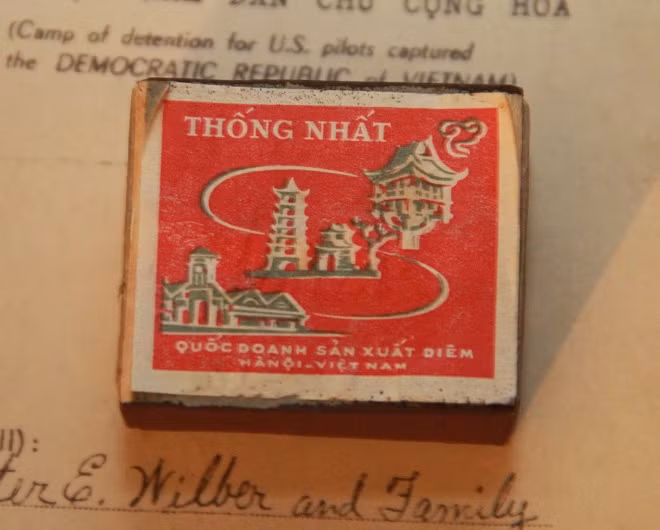 Bao diêm do Chính phủ Việt Nam tặng Walter Eugene Wilber khi ông được trao trả về nước, tháng 2-1973. Bao diêm do Chính phủ Việt Nam tặng Walter Eugene Wilber khi ông được trao trả về nước, tháng 2-1973.