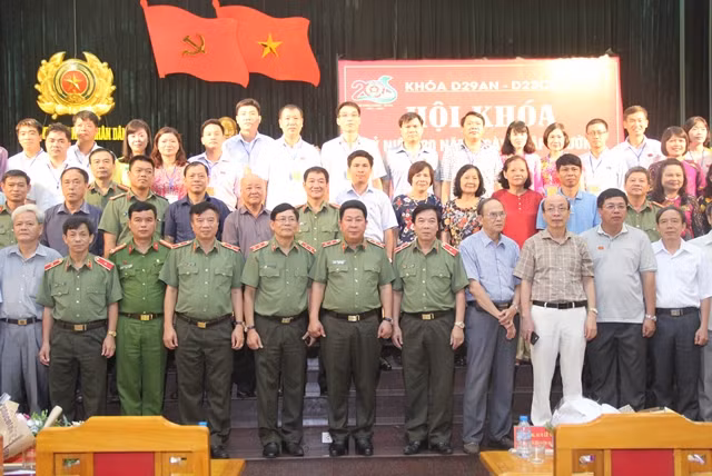 Thứ trưởng Bùi Văn Thành cùng các đại biểu và các cựu học viên khóa D29.