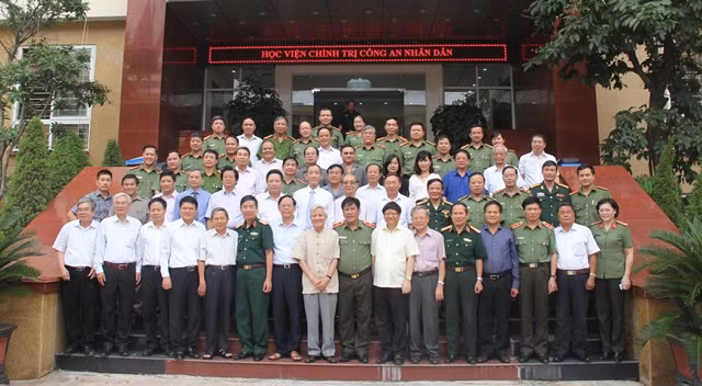 Các đại biểu, đội ngũ các nhà khoa học chụp ảnh lưu niệm cùng lãnh đạo, cán bộ, giảng viên của Học viện Chính trị CAND.