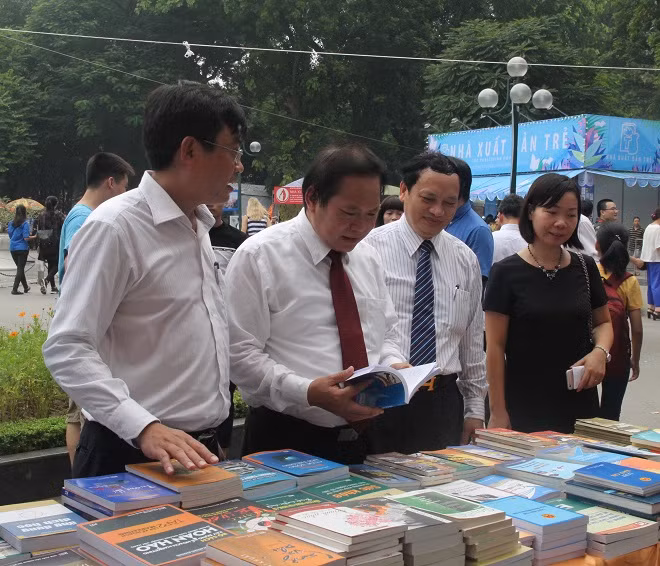 Bộ trưởng Trương Minh Tuấn tham quan gian trưng bày sách.
