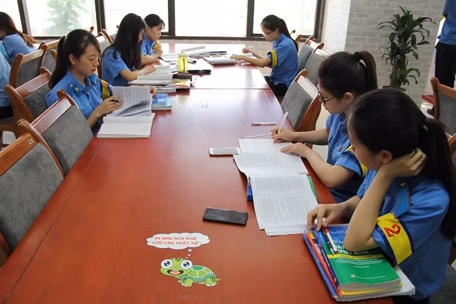 Trên mặt bàn là biểu tượng linh vật rùa kèm những lời lưu ý "Đi nhẹ nói khẽ giư gìn trật tự".