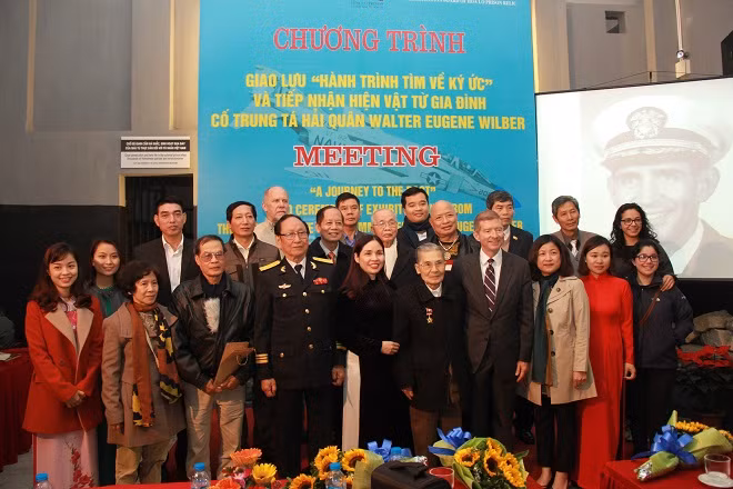 Các đại biểu, nhân chứng chụp ảnh cùng ông Thomas và cán bộ nhân viên BQL DTLS nhà tù Hỏa Lò. Các đại biểu, nhân chứng chụp ảnh cùng ông Thomas và cán bộ nhân viên BQL DTLS nhà tù Hỏa Lò.