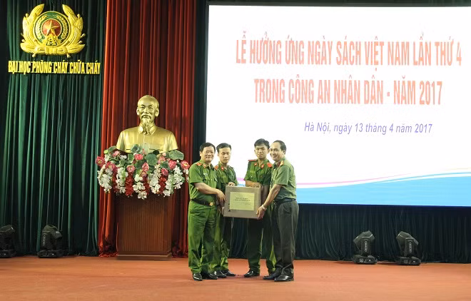 Thiếu tướng Nguyễn Mạnh Hà nhận sách trao tặng của NXB CAND.