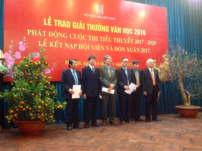 Trung tá, nhà văn Đào Trung Hiếu, phóng viên Báo CAND (thứ 3 từ phải sang) trong lễ kết nạp hội viên mới.