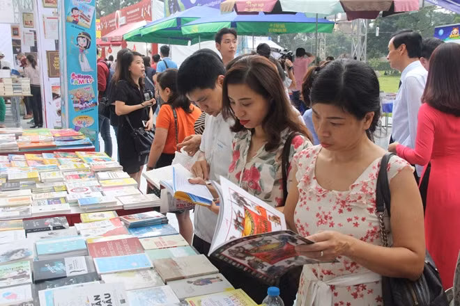 Nhiều độc giả đến với hội sách.