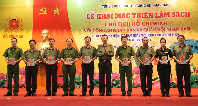 Bộ trưởng Tô Lâm tặng sách cho đại diện các đơn vị