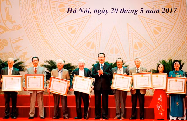 Chủ tịch nước Trần Đại Quang trao giải thưởng Hồ Chí Minh về Văn học nghệ thuật cho các tác giả, đại diện gia đình các cố tác giả.