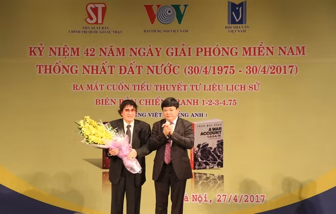 Đồng chí Nguyễn Thế Kỷ tặng hoa tác giả Trần Mai Hạnh.