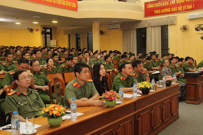 Các đại biểu dự buổi lễ.