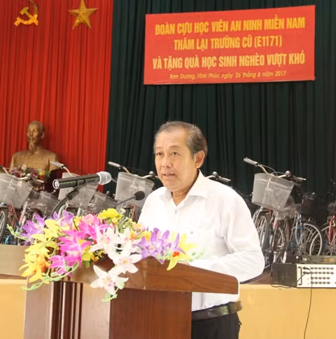 Phó Thủ tướng Thường trực Trương Hòa Bình phát biểu tại lễ trao quà cho các cháu học sinh có hoàn cảnh khó khăn của 2 xã Đồng Tĩnh và Đại Đình.