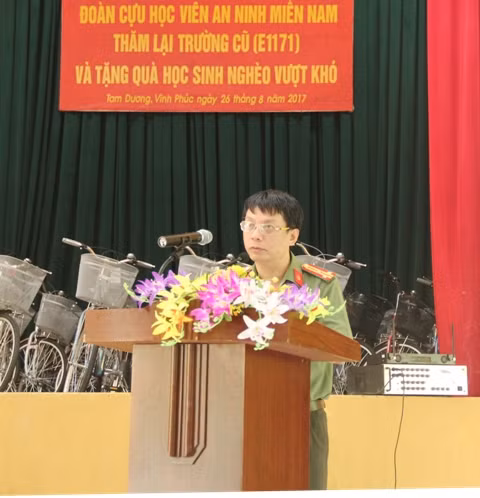 Thượng tá Phạm Quang Khải, Phó Tổng Biên tập Báo CAND giới thiệu quá trình hình thành và phát triển của "Quỹ bảo trợ học sinh dân tộc thiểu số , học sinh nghèo" Báo CAND do Phó Thủ tướng Thường trực Trương Hòa Bình là Chủ tịch danh dự.
