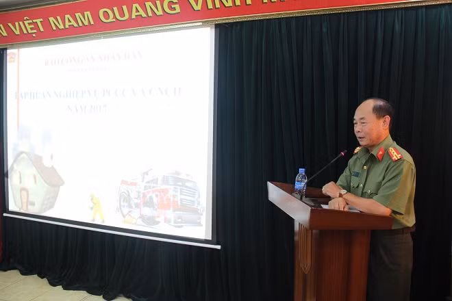 Đại tá Trần Kim Thẩm, Phó Tổng biên tập Báo CAND phát biểu tại buổi tập huấn.