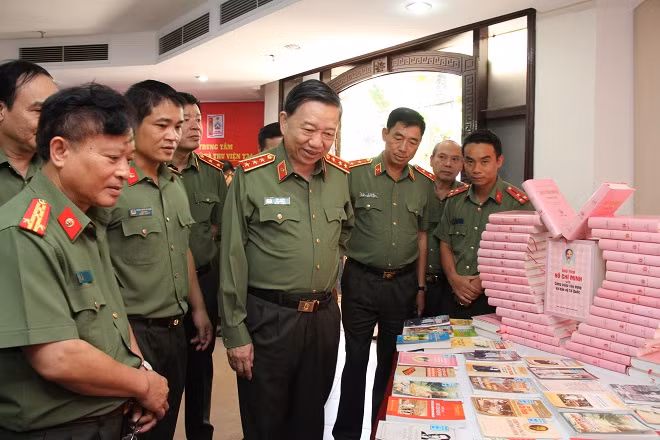 Bộ trưởng Tô Lâm tham quan gian trưng bày sách của NXB CAND tại triển lãm.