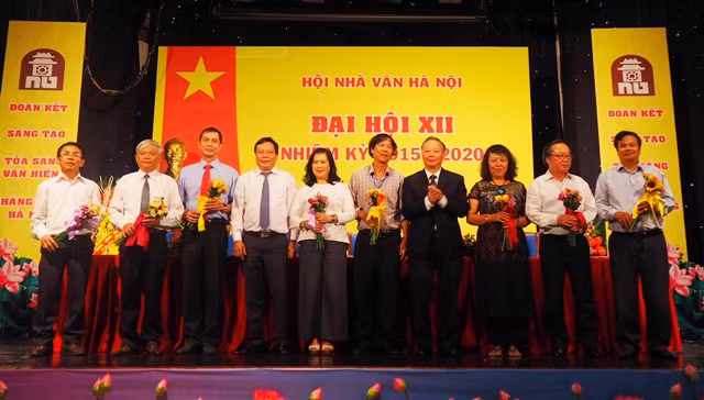 Ban chấp hành Hội Nhà văn Hà Nội nhiệm kỳ 2015 – 2020.
