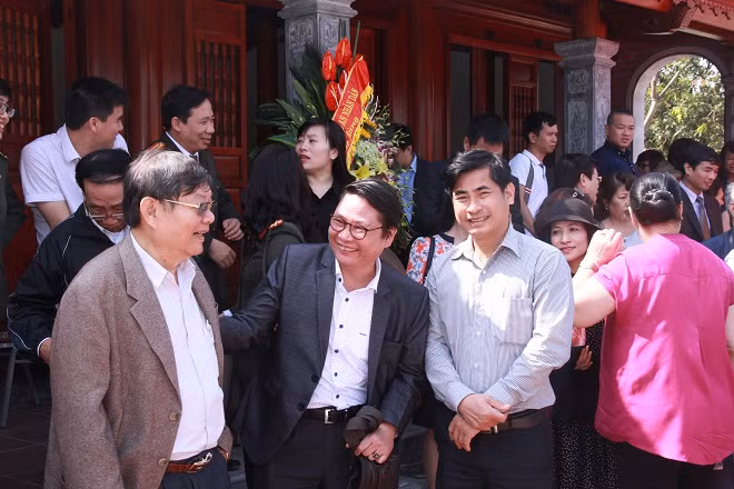Các Nhà văn trò chuyện tại buổi gặp mặt.