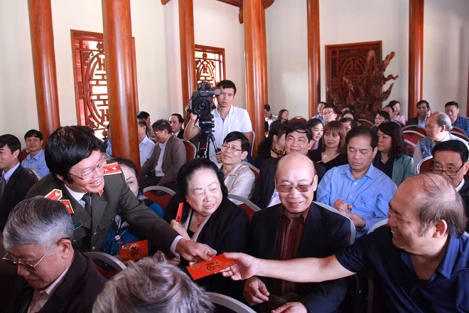 Trung tướng, Nhà văn Hữu Ước mừng tuổi cho các Nhà văn.