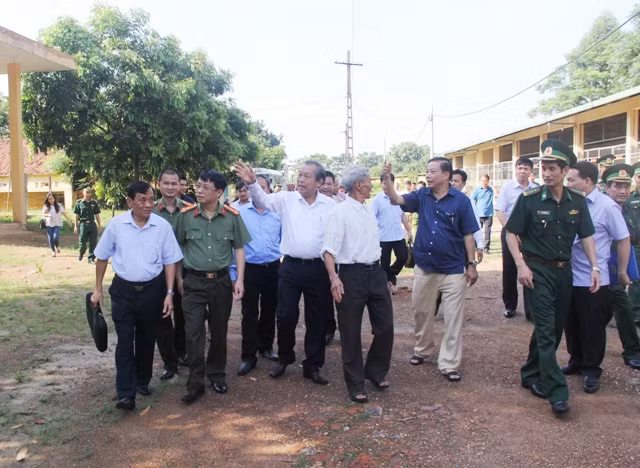 Phó Thủ tướng Thường trực Trương Hòa Bình giới thiệu với các đại biểu khuôn viên cũ của trường đào tạo cán bộ An ninh miền Nam.