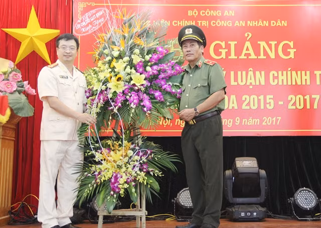 Đại diện Ban cán sự lớp tặng hoa cảm ơn Thiếu tướng Trương Giang Long, Ban Giám đốc học viện cùng các thầy cô giáo.