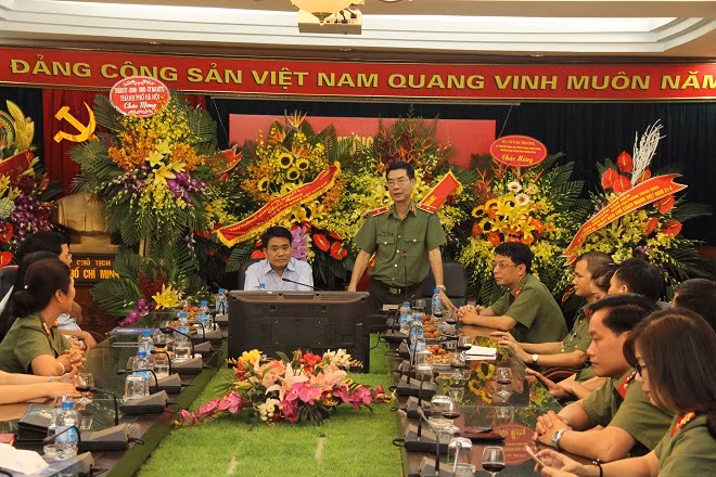 Thiếu tướng Phạm Văn Miên phát biểu tại buổi gặp mặt.