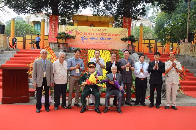 Các đại biểu chụp ảnh lưu niệm.