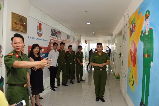 Không gian truyền thống được thể hiện bằng những bức vẽ khổ lớn dọc hành lang thư viện.