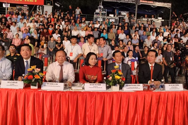 Đồng chí Võ Văn Thưởng cùng các đại biểu dự chương trình.