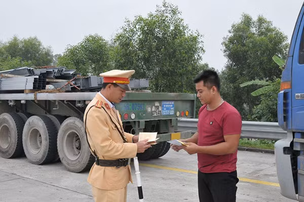 Dư luận ủng hộ việc trừ điểm giấy phép lái xe - một quy định nghiêm khắc nhưng rất cần thiết. Ảnh minh họa. Dư luận ủng hộ việc trừ điểm giấy phép lái xe - một quy định nghiêm khắc nhưng rất cần thiết. Ảnh minh họa.