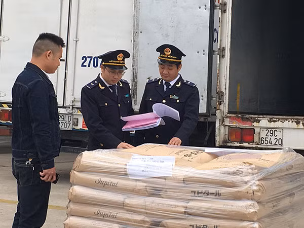 Cơ quan hải quan thực hiện hàng loạt biện pháp đơn giản thủ tục hành chính để hỗ trợ doanh nghiệp xuất nhập khẩu.