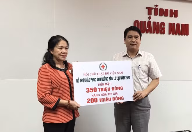 Phó Chủ tịch UBND tỉnh Quảng Nam Trần Văn Tân nhận tiền và hàng cứu trợ cho đồng bào tỉnh Quảng Nam từ Chủ tịch Trung ương Hội Chữ thập đỏ Việt Nam Nguyễn Thị Xuân Thu.