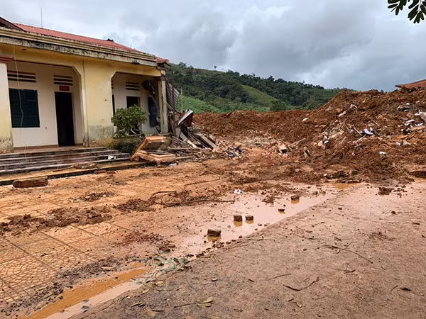 Khối lượng lớn đất, đá do sạt lở núi vùi lấp ở Hướng Phùng đã được đào bới, san bằng để tìm kiếm thi thể người mất tích. Khối lượng lớn đất, đá do sạt lở núi vùi lấp ở Hướng Phùng đã được đào bới, san bằng để tìm kiếm thi thể người mất tích.