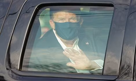 Tổng thống Trump vẫy tay cảm ơn người ủng hộ bên ngoài Trung tâm Quân y quốc gia Walter Reed.