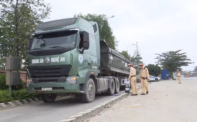 Lực lượng CSGT kiểm tra, cân trọng tải phương tiện tại Trạm CSGT Diễn Châu, Nghệ An.