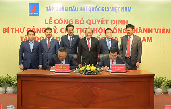 Phó Thủ tướng Thường trực Trương Hoà Bình và các đồng chí lãnh đạo Đảng, Nhà nước chứng kiến lễ ký bàn giao nhiệm vụ.