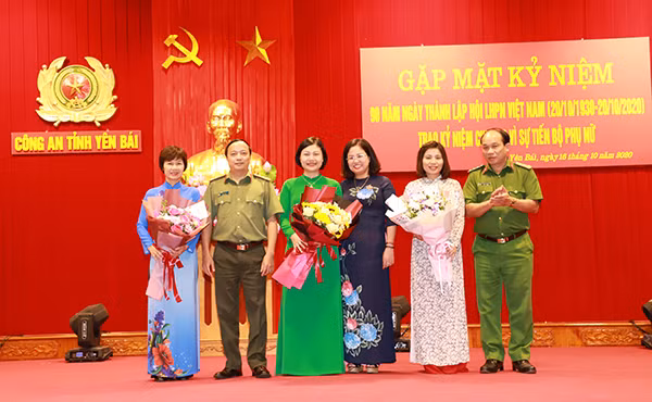 Đảng ủy, Ban Giám đốc Công an tỉnh tặng hoa chúc mừng Hội phụ nữ Công an tỉnh.