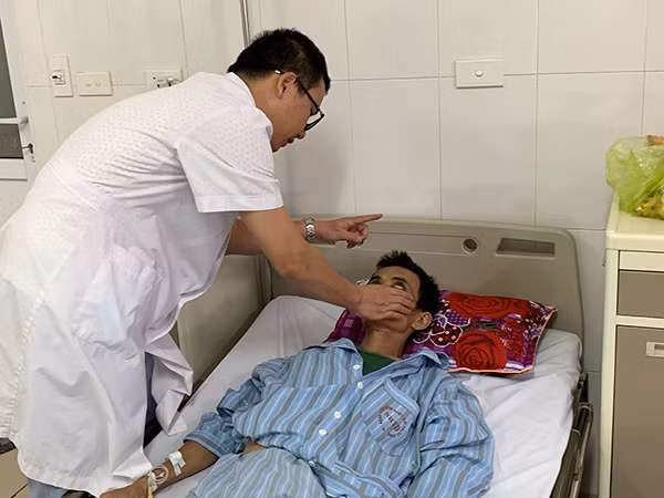 Bác sĩ Bệnh viện Bệnh Nhiệt đới Trung ương đang khám cho bệnh nhân viêm gan.