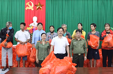 Đại tá Phạm Khải, Tổng Biên tập Báo CAND cùng ông Nguyễn Huy Hoàng, Chủ tịch Công đoàn Công ty CP Đầu tư Văn Phú - Invest trao quà cho người dân xã Lộc Bình, huyện Phú Lộc (tỉnh Thừa Thiên-Huế).