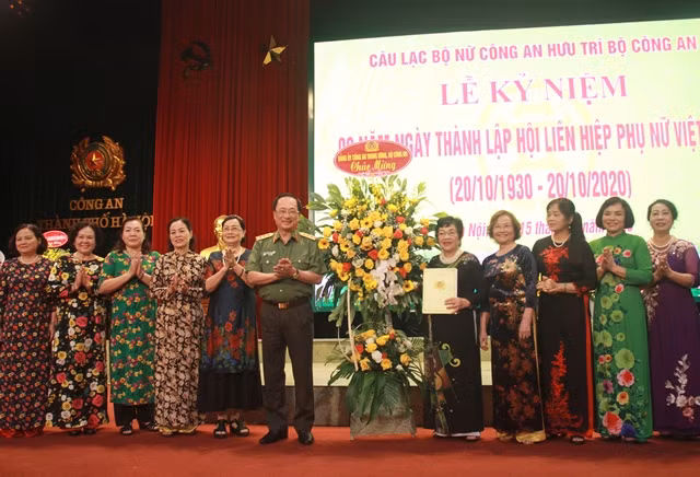 Thứ trưởng Nguyễn Văn Thành trao lẵng hoa chúc mừng và số tiền 50 triệu đồng ủng hộ hoạt động CLB và Quỹ Nghĩa tình đồng đội Võ Thị Sáu.