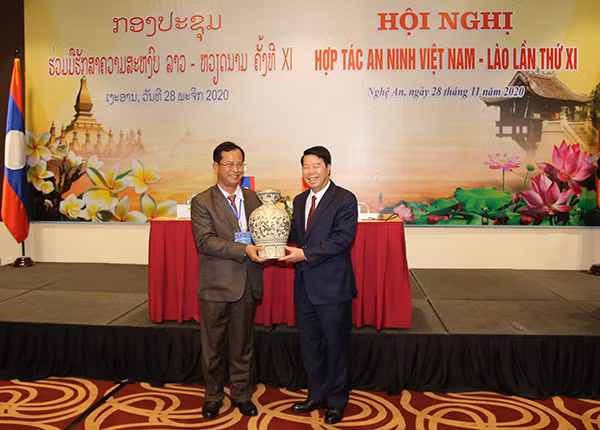 Thứ trưởng Bùi Văn Nam tặng quà lưu niệm cho Thứ trưởng Bộ Công an Lào. Thứ trưởng Bùi Văn Nam tặng quà lưu niệm cho Thứ trưởng Bộ Công an Lào.