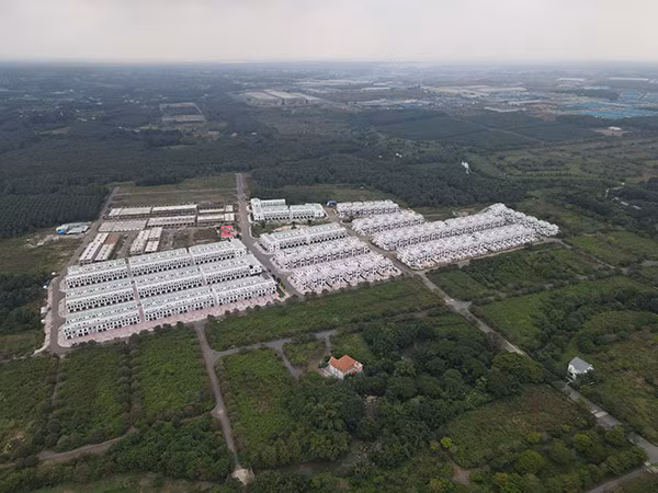 Những dãy nhà không phép trong dự án Khu dân cư Tân Thịnh.