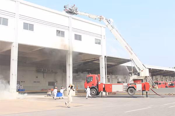 Dùng xe thang và phao để cứu người mắc kẹt.