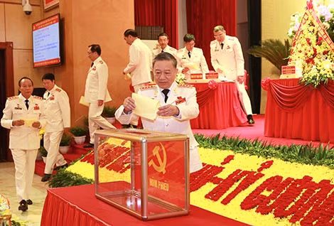 Bộ trưởng Tô Lâm cùng các đại biểu bỏ phiếu bầu Đoàn đại biểu dự Đại hội Đại biểu toàn quốc lần thứ XIII của Đảng.
