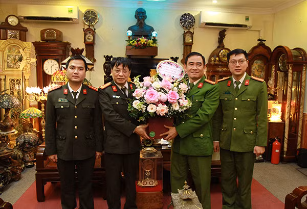 Đại tá Phạm Khải tặng hoa chúc mừng các thầy giáo, cô giáo Trường Đại học PCCC.