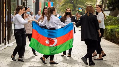 Người dân ăn mừng thỏa thuận hòa bình trên đường phố ở Baku.