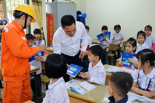 Lãnh đạo EVNHANOI tặng vở cho các em học sinh tiểu học.