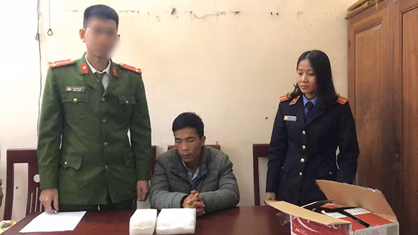 Đối tượng và tang vật tại cơ quan Công an.
