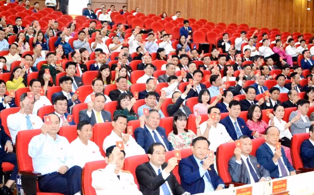 Các đại biểu biểu quyết thông qua tại Đại hội.