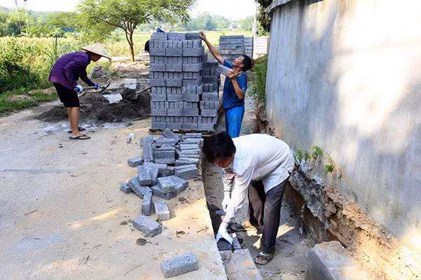 Xã Xuân Lôi (Lập Thạch) đang khẩn trương hoàn thiện hệ thống rãnh thoát nước thải. Ảnh Thế Hùng.