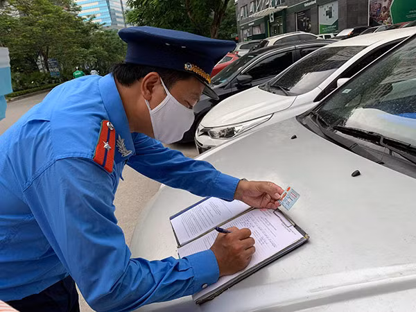 Kiên quyết xử lý bãi trông xe thu quá giá, vi phạm nhiều lần. Kiên quyết xử lý bãi trông xe thu quá giá, vi phạm nhiều lần.